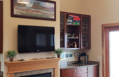 Ithaca House | ITHACA NY- 36 Acre Retreat, Breathtaking Sunsets, Private, CU, IC, Privacy-Enjoy