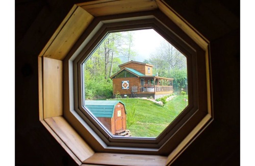 Fancy Gap Cabin | It’s 5 O’Clock Here-Waterfront Cabin w/Hot Tub! Pet Friendly, Blue Ridge Parkway