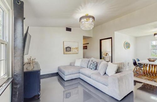 Ridge Wood Heights House | Its All There in Black and White