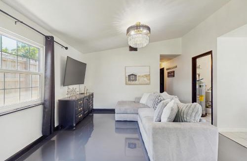 Ridge Wood Heights House | Its All There in Black and White