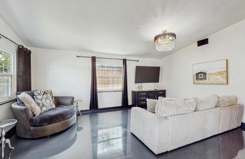 Ridge Wood Heights House | Its All There in Black and White