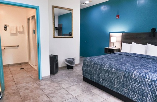 Everglades City Hotel | Ivey House Hotel Basic King Room