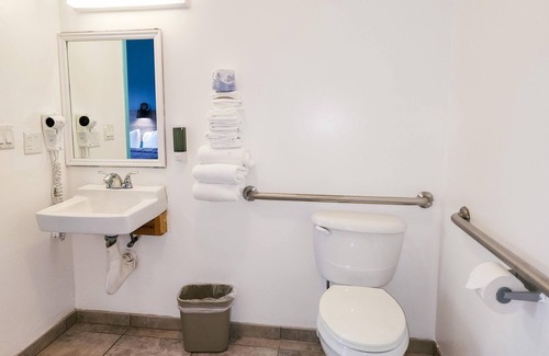 Everglades City Hotel | Ivey House Hotel Basic King Room