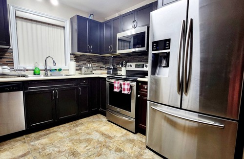 London House | Ivory Staycation-Shared kitchen , washroom (2-1), Street Parking at owners risk