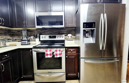 London House | Ivory Staycation-Shared kitchen , washroom (2-1), Street Parking at owners risk