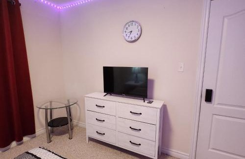 London House | Ivory Staycation Suite with Free Street Parking, Shared kitchen and washroom