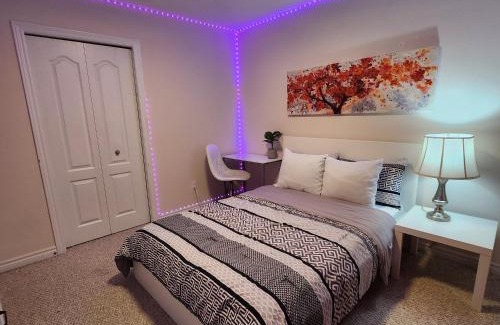 London House | Ivory Staycation Suite with Free Street Parking, Shared kitchen and washroom