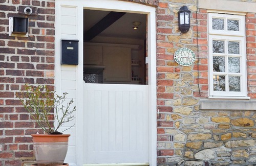 Sancton Cottage | Ivy Cottage is a former granary situated in the village of Sancton.