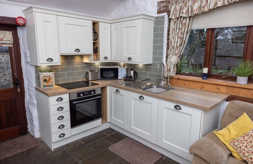 North Cornelly Cottage | Ivy Cottage - sleeps 5 guests in 2 bedrooms