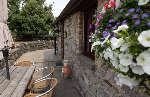 North Cornelly Cottage | Ivy Cottage - sleeps 5 guests in 2 bedrooms