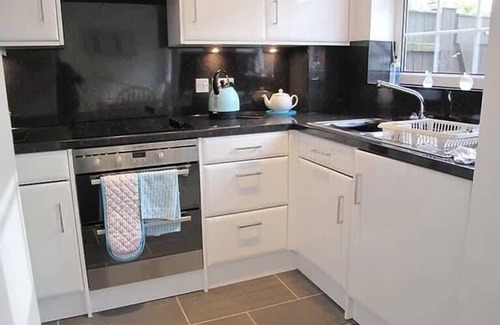 Muston House | Ivy House - Seafront house with garden seating and stunning sea views!