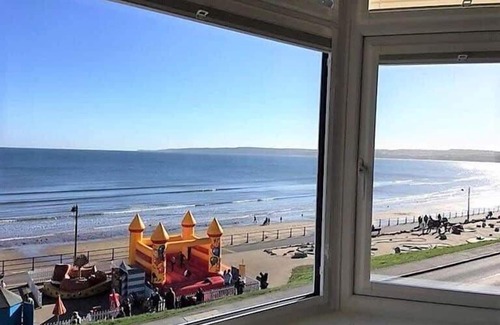 Muston House | Ivy House - Seafront house with garden seating and stunning sea views!
