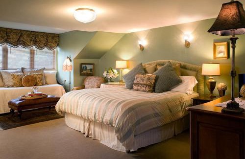 Bellevue Avenue Historic District Bed & Breakfast | Ivy Lodge