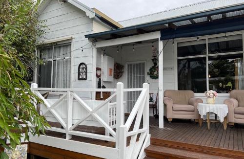 Lakes Entrance Bed & Breakfast | Ivy May Cottage