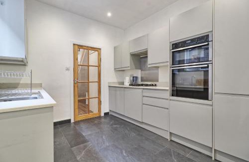 Westcliff-on-Sea House | Ivy on Sea Villa