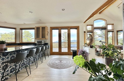 Boulder House | Ix'Calinda, Stunning Mountain Luxury Gateway, 15 mins to town.