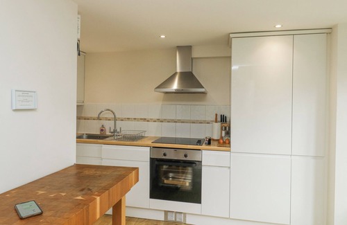 Ottery St Mary Cottage | IXWORTH COTTAGE, pet friendly, with a garden in Ottery St Mary