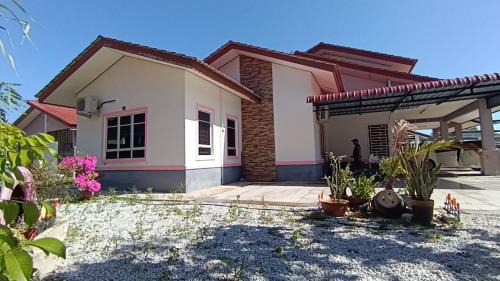 Kampung Gong Datok House | Izora Homestay