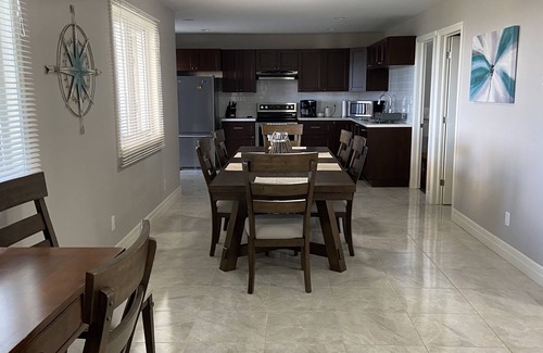 Leamington House | Izzy's Lookout Lake House - Spacious 2 bedroom house