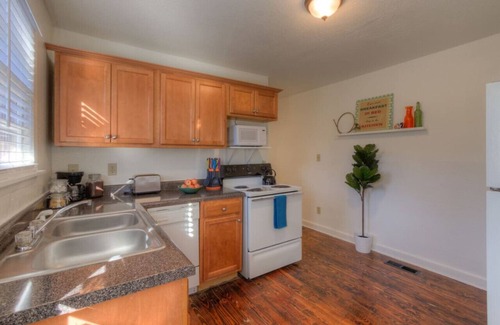 Midtown Apartment | J 84 #1 · Jolly Jefferson Ave - Walk to the best of Midtown!