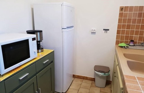 Greoux-les-Bains Apartment | (J) apartment 1 room, quiet, sun, free parking
