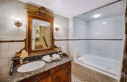 Elizabethtown House | J. Bonaparte Suite at Moonstone Manor