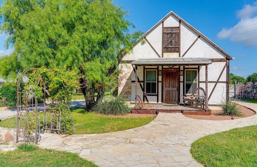 Fredericksburg House | J.D.'s Bunkhouse | Romantic Cabin for 2