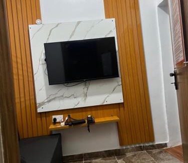 Lekki Phase 1 Cabin | J Gibson suite