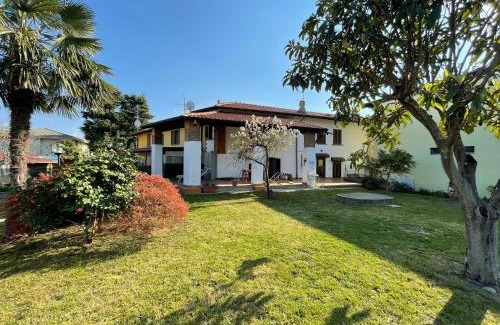 Appiano Gentile Apartment | J House