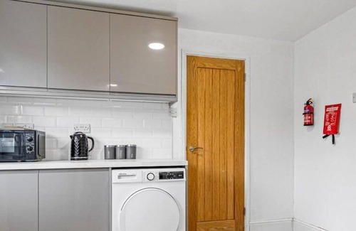 Wolverhampton Apartment | J.R.R STAYS - WV12 3-bedroom, and Wi-Fi