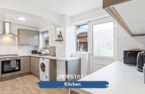 Wolverhampton Apartment | J.R.R STAYS - WV12 3-bedroom, and Wi-Fi