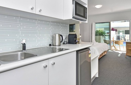 Salamander Bay Apartment | J's Resort Pacific Blue Swim Up