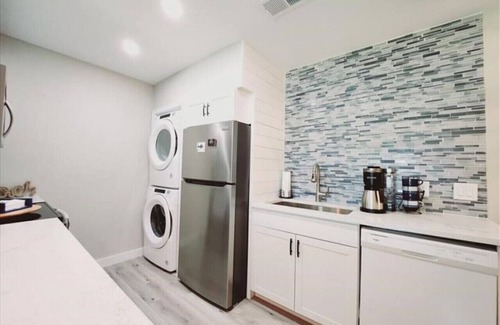 Demere Park Condo | J7 Completely renovated, 2 BR, 2 BA, centrally located in Ocean Walk
