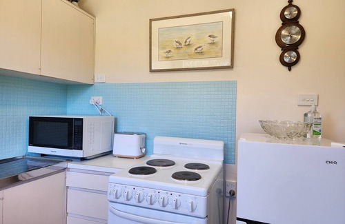 Ocean Grove Villa | Jac's Pad - King Size Bed - 450m to beach