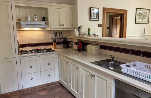 Colac House | "Jacaranda Cottage" Victorian House in Prime Position. Free Wifi and Linen.