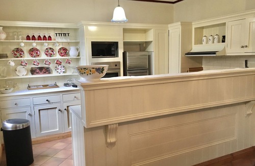 Colac House | "Jacaranda Cottage" Victorian House in Prime Position. Free Wifi and Linen.
