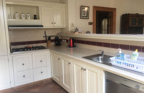 Colac House | "Jacaranda Cottage" Victorian House in Prime Position. Free Wifi and Linen.