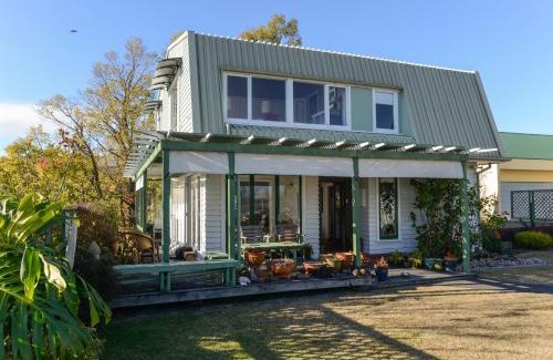 Hospital Hill House | Jacaranda Lodge - Napier Hill Holiday Home