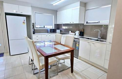 Beerwah Apartment | 'Jacaranda' @ Sunlight Swan - Beerwah - sleeps 6