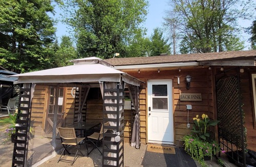 Petawawa House | Jack Pine Cabin at Pine Ridge Park