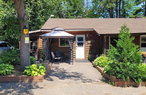 Petawawa House | Jack Pine Cabin at Pine Ridge Park