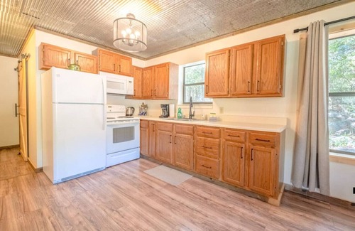 Newnata Cabin | Jack's Bend~ A Guest Cottage ON Sylamore Creek
