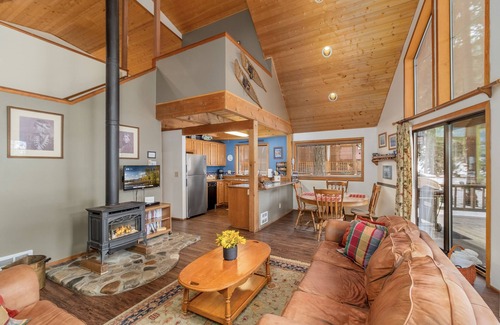 Leavenworth Cabin | Jack's Cabin-River, Hot Tub, WIFI, BBQ, 4WD, Dogs