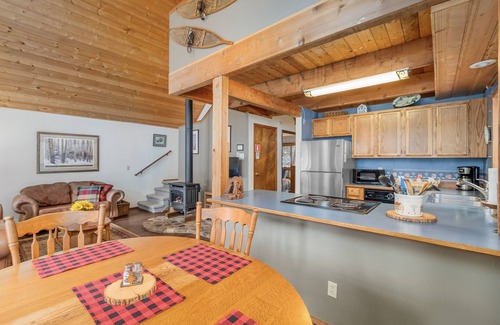 Leavenworth Cabin | Jack's Cabin-River, Hot Tub, WIFI, BBQ, 4WD, Dogs