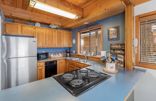 Leavenworth Cabin | Jack's Cabin-River, Hot Tub, WIFI, BBQ, 4WD, Dogs