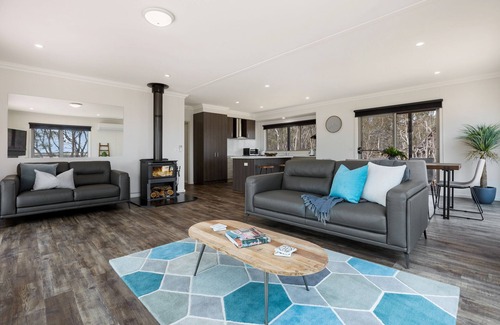 Welshmans Reef House | Jack's Point - Whole House with Waterfront Views