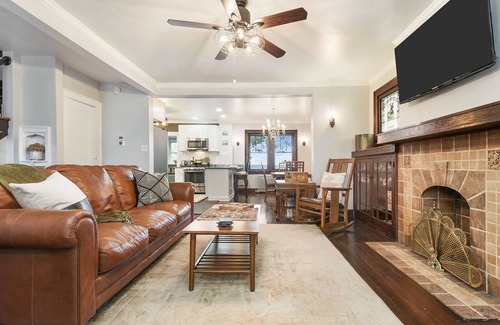 South Side Slopes House | Jackie's Hillside Charm - cozy, parking & glowing city view