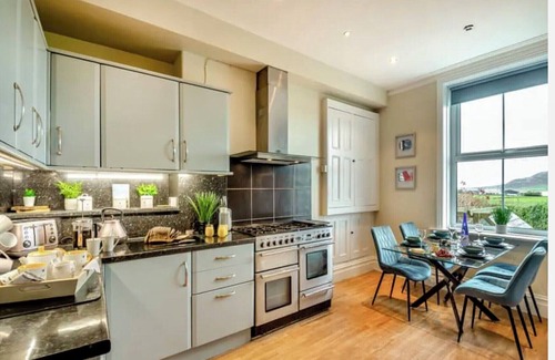 Tywyn House | Jack’s House - Beautifully furnished large Victorian home - Tywyn