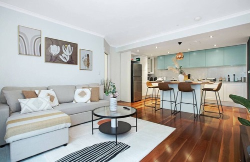 Redfern Apartment | Jacks Stylish Central Retreat w Free Parking