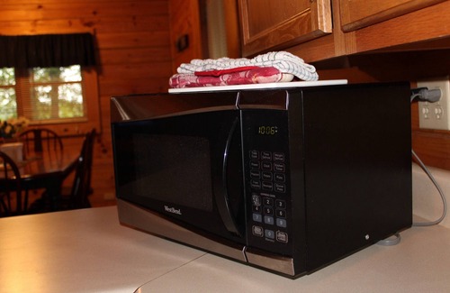 Hico Cabin | Jackson Cabin is a beautiful 3-bedroom, 2-story log cabin!